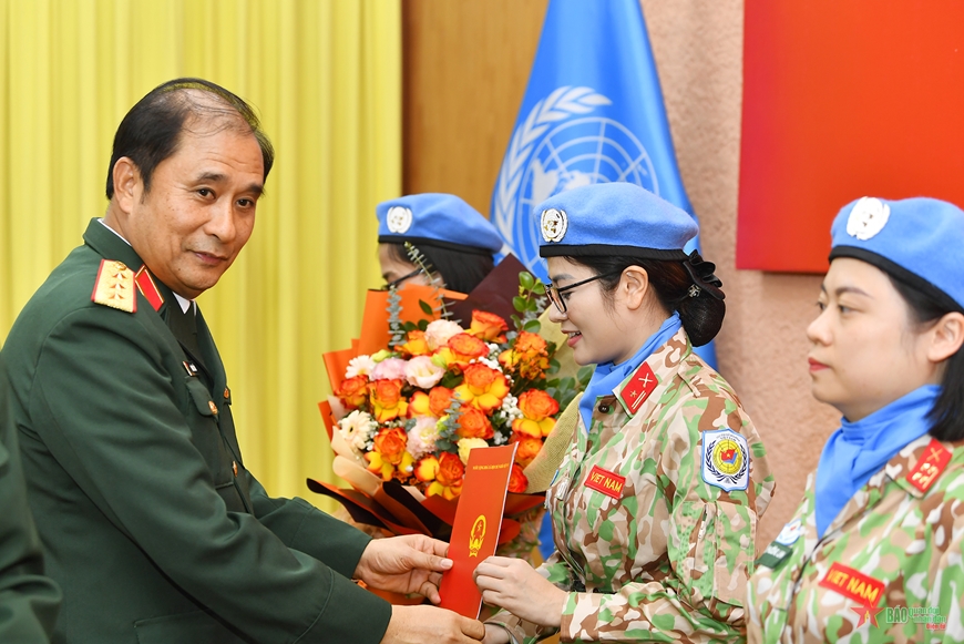 /UploadStore/admin/231210 Trao QD cua CTN cho si quan di thuc hien nhiem vu GGHB/02.jpg